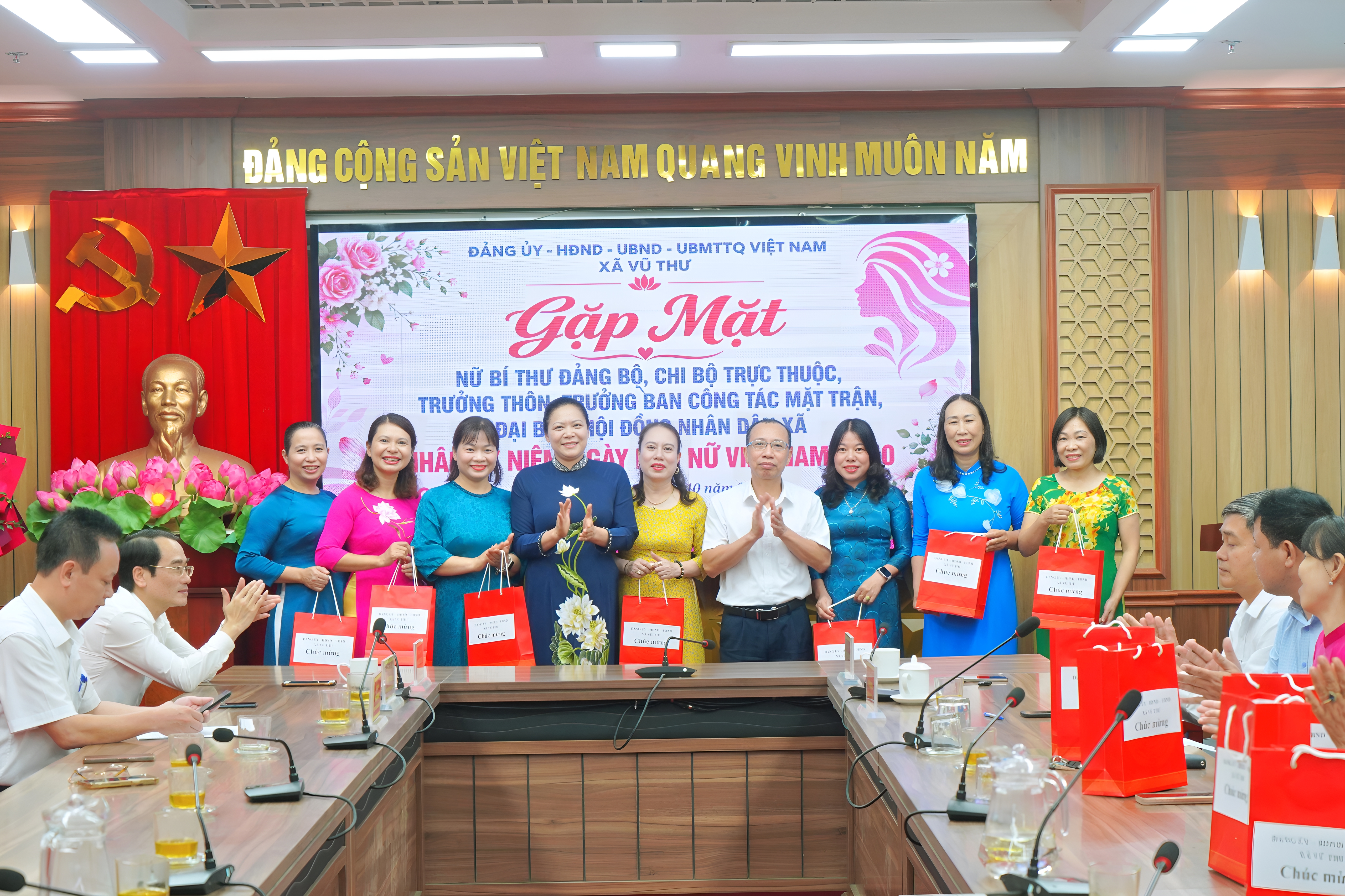 🇻🇳 THƯỜNG TRỰC ĐẢNG ỦY XÃ VŨ THƯ GẶP MẶT NỮ BÍ THƯ ĐẢNG BỘ, CHI BỘ, TRƯỞNG THÔN, TRƯỞNG BAN CÔNG TÁC MẶT TRẬN VÀ ĐẠI BIỂU HĐND XÃ NHÂN DỊP 20/10